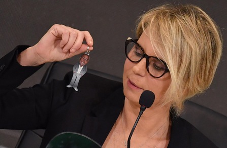 Festival di Sanremo: alla presentazione Conti diventa un portachiave