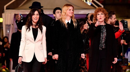 Sanremo, il red carpet dei cantanti aspettando Totti