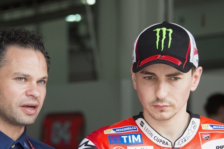 MotoGp, Checa: «Lorenzo? Titolo difficile, ma può vincere in gara»