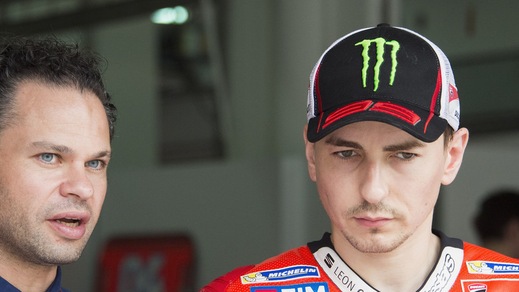 MotoGp, Checa: «Lorenzo? Titolo difficile, ma può vincere in gara»