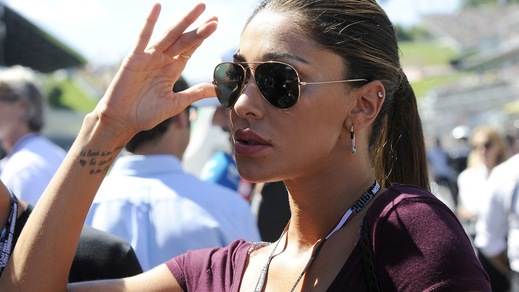 Belen fuma in aereo con Iannone: atterraggio d'emergenza