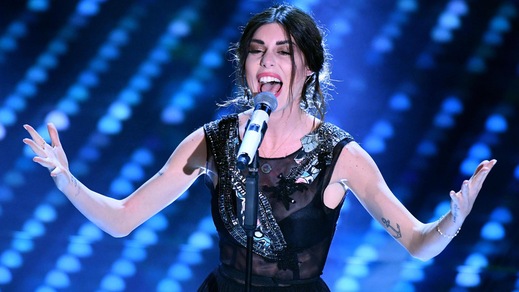 Sanremo, Bianca Atzei: canzone e lacrime per Max Biaggi