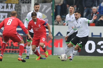 A Floro Flores risponde Ciano: Cesena-Bari 1-1