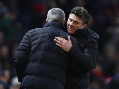 Mazzarri, è pace con Mourihno: l'abbraccio all'Old Trafford