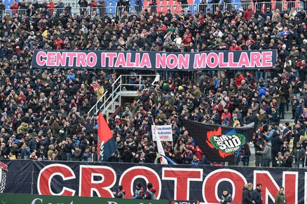 Serie A, Crotone-Roma: supporters calabresi pagano il biglietto a un tifoso speciale