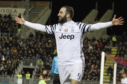 Serie A, Cagliari-Juventus 0-2: doppietta Higuain. La Roma torna a -7