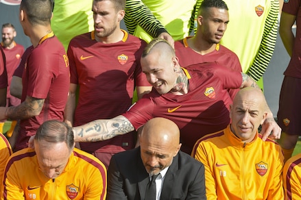 Roma, Nainggolan scherza al backstage della foto ufficiale