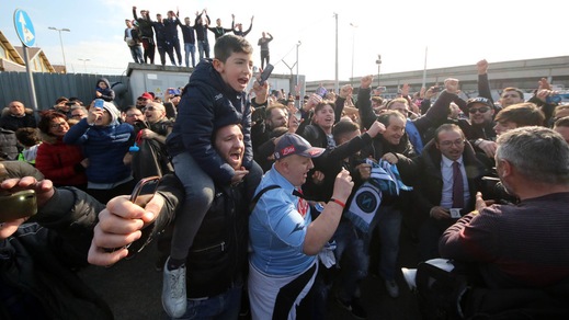Napoli, l'entusiasmo dei tifosi all'aeroporto: «Vincete!»