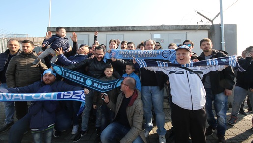 Napoli, tifosi in delirio all'aeroporto: fuochi d'artificio alla partenza