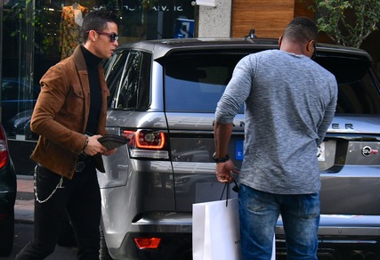 Cristiano Ronaldo aspetta il Napoli facendo shopping