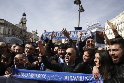 Napoli, Madrid si colora d'azzurro: la carica Real dei tifosi