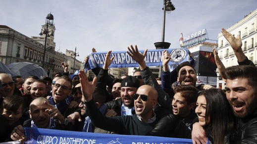 Napoli, Madrid si colora d'azzurro: la carica Real dei tifosi
