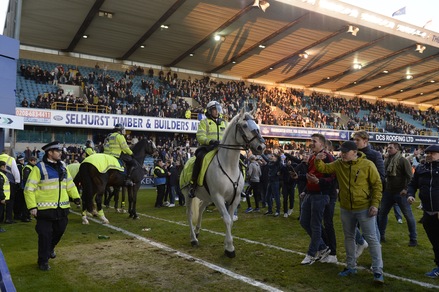 Millwall in estasi; invasione di campo dopo la vittoria sul Leicester