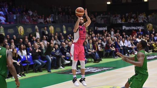 Stipcevic fa volare la Dinamo, Sassari in finale