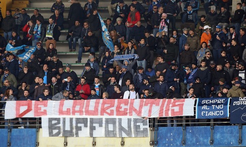 Napoli: la contestazione dei tifosi a De Laurentiis