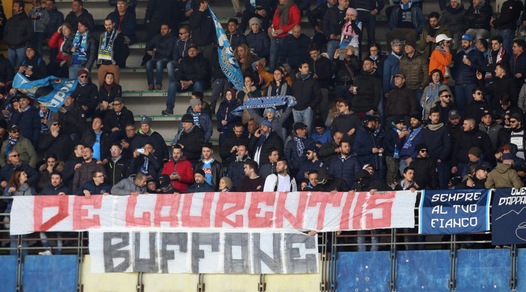 Napoli: la contestazione dei tifosi a De Laurentiis