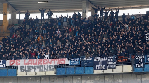 Napoli, tifosi con Sarri: striscione e cori contro De Laurentiis