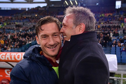 Mihajlovic ritrova Totti, che abbraccio all'Olimpico!