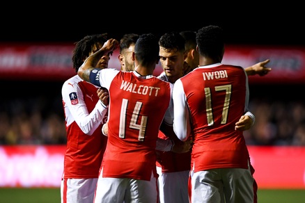 FA Cup, Sutton-Arsenal 0-2: Lucas Perez e Walcott regalano i quarti ai Gunners