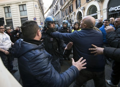 Roma, protesta taxi: scontri davanti alla sede del Pd