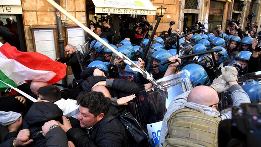 Taxi, tensione a Roma: scontri davanti alla sede del Pd