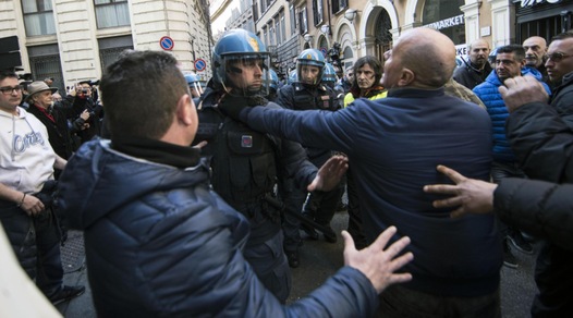 Roma, protesta taxi: scontri davanti alla sede del Pd