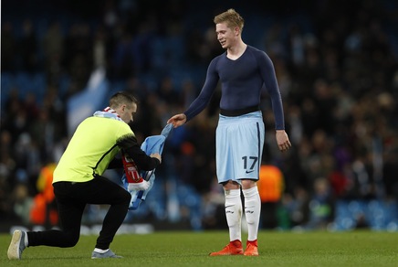 Tifoso si finge steward per conoscere De Bruyne, poi scappa