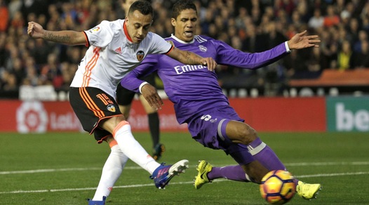 Real Madrid, lesione muscolare per Varane: salta il Napoli