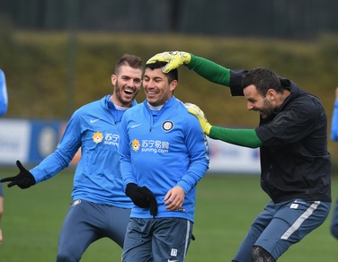 Allenamento Inter: Handonovic scherza con Medel, Pioli se la ride