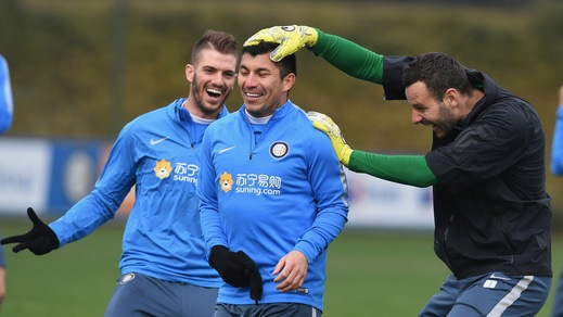 Allenamento Inter: Handonovic scherza con Medel, Pioli se la ride