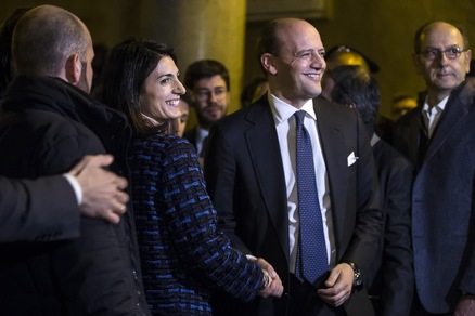 Stadio della Roma, la stretta di mano tra Raggi e Baldissoni