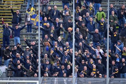 Verona contestato: i tifosi lanciano uova contro la squadra