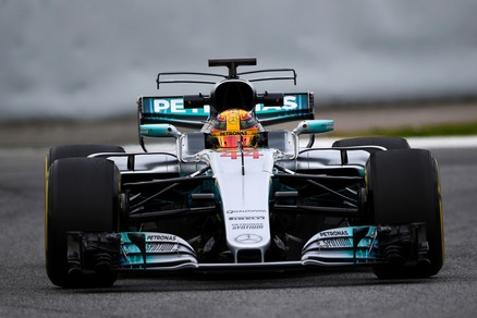 F1, test Barcellona: Hamilton comanda a metà giornata