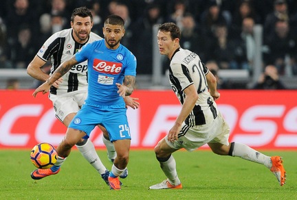 Napoli con il lutto al braccio per la scomparsa di Fiore