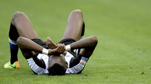 Fofana, frattura del perone dopo un contrasto con Alex Sandro