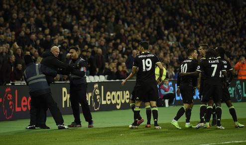 Chelsea: Hazard esulta sotto la curva del West Ham e scatena l'ira di un tifoso