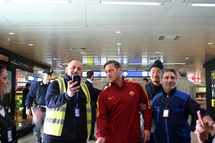 Europa League, la Roma atterra a Lione. Tifosi caricano la squadra