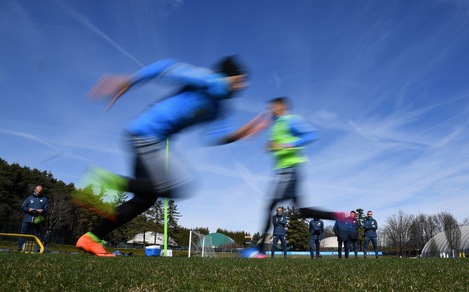 L'Inter in campo ad Appiano sotto il sole