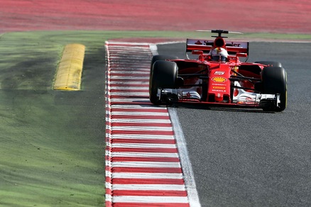 F1, test a Barcellona: Vettel ancora in testa davanti a Hamilton