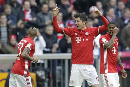 Bundesliga, il Bayern Monaco va in fuga e Lewandowski fa 100