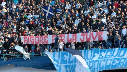 Napoli, fallo su Insigne:  spunta lo striscione "Rigore per la Juve"