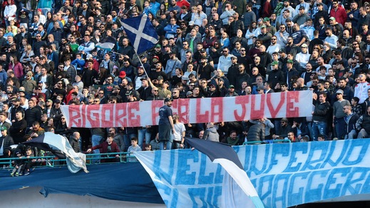 Fallo su Insigne, lo striscione dei tifosi del Napoli: «Rigore per la Juve»