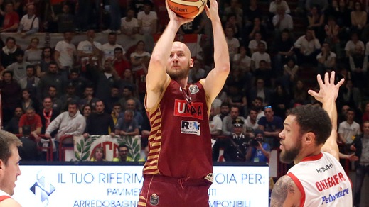 Johnson salva Varese. Venezia di nuovo seconda