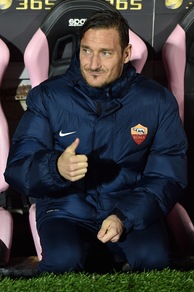 Roma, Totti rinuncia a entrare: «Ho mal di schiena»