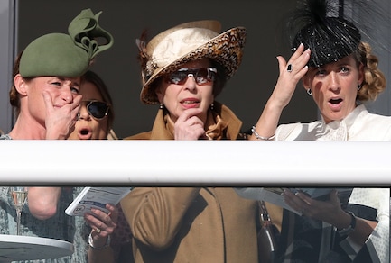 Look stravaganti e cappelli da urlo: che festa a Cheltenham!