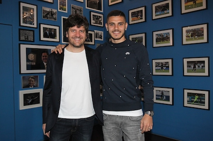 Inter, c'è Fabio De Luigi ad Appiano: foto e sorrisi con Pioli e Icardi