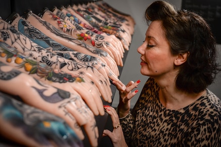 Aghi e mani di silicone: la festa del tatuaggio è horror