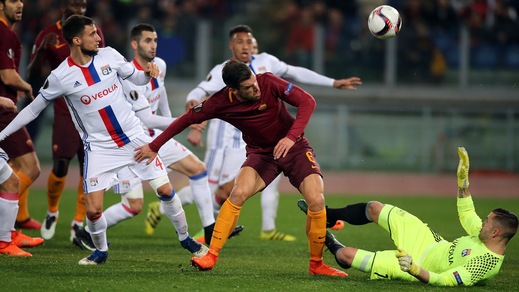 Europa League: Roma-Lione 2-1, Strootman e l'autogol non bastano