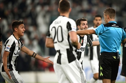 La proposta di Nicchi: «Giallo al capitano se l'arbitro viene circondato»