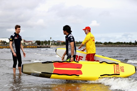 Il Gran Premio d'Australia sta per cominciare: per Sainz e Kvyat è tempo di surf